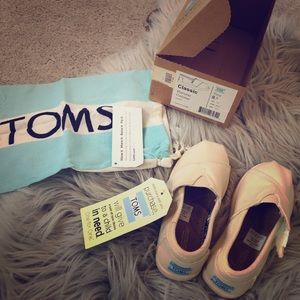 Kids size 8.5 NWT TOMS